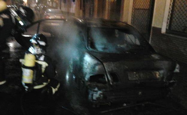 Arde un vehículo esta madrugada en Andújar