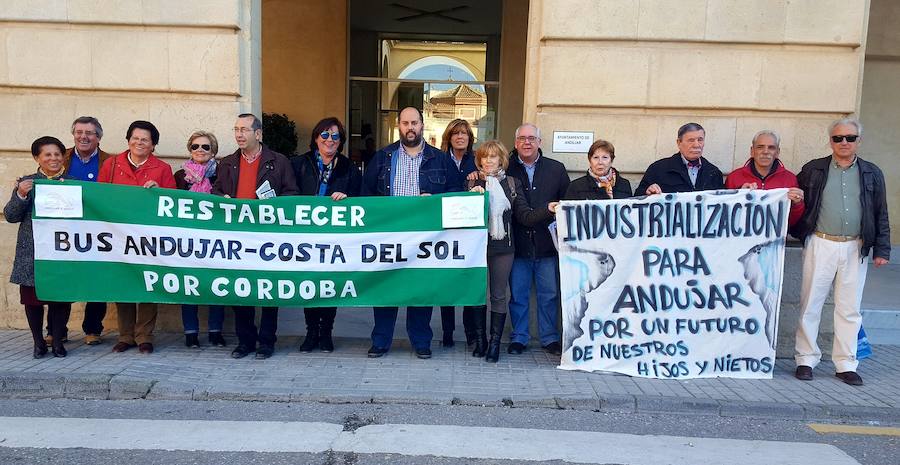 Integrantes de la plataforma esta tarde con políticos de la oposición en las puertas del Ayuntamiento /J. C. González