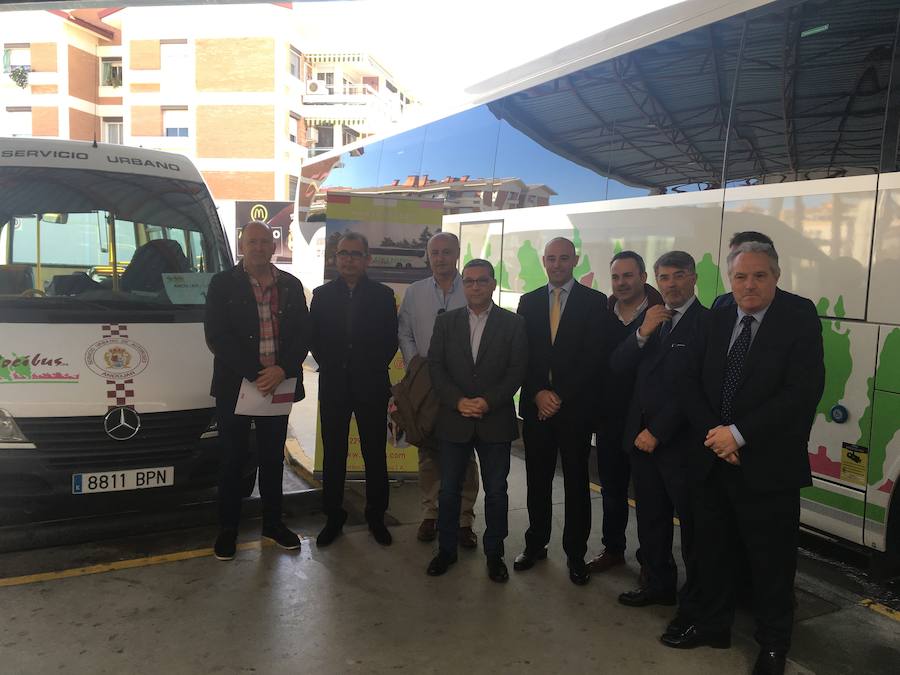Responsables de la empresas y el Ayuntamiento en la Estación de Autobuses. /J. C. GONZÁLEZ