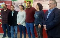 Miguel Ángel Bustamente en el centro con responsables locales de IU en su sede. /J. C. G.