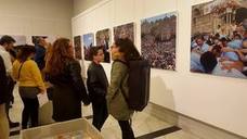 Asistentes a la inauguración contemplan las fotografías. /J. C. GONZÁLEZ