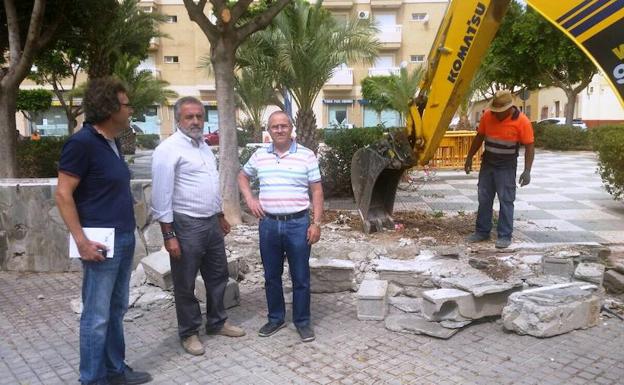 El edil de Obras Públicas, junto al presidente del colectivo de vecinos de Ejido Norte, en la plaza.