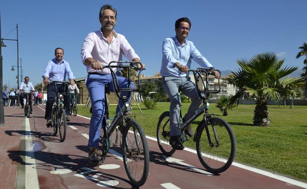 El consejero de Fomento y Vivienda, Felipe López, prueba el carril bici junto al alcalde de El Ejido, Francisco Góngora, ayer desde el paseo marítimo de Almerimar.