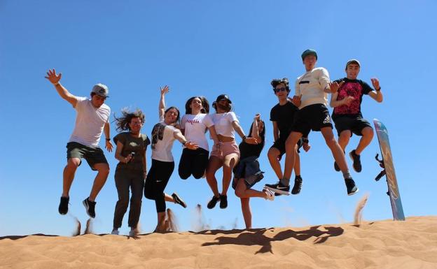 Los ocho alumnos que forman parte de la expedición a su paso por Dubai, camino de Sudáfrica/I. A.