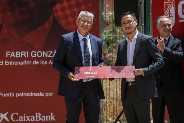 Fabri González, junto a Kangning Wang, el día de la inauguración de su puerta.