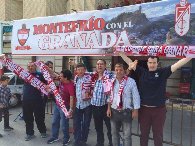 Integrantes de la peña granadinista 'Los Amigos' de Montefrío, posando con bufandas del Granada.