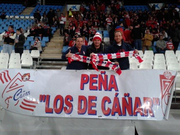 Miembros de la peña 'Los de Cáñar' posando durante un encuentro del Granada.