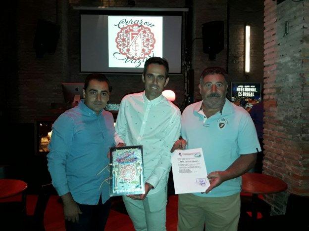 De izquierda a derecha: vicepresidente, presidente y secretario de la peña 'Corazón Nazarí'.