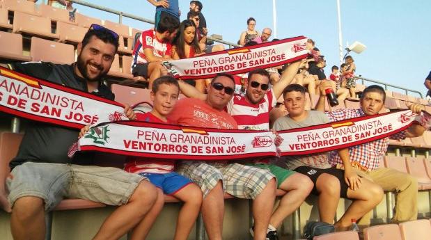 Algunos miembros de la peña de Ventorros de San José, posando en el Nuevo Los Cármenes.