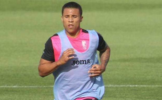 Darwin Machís durante un entrenamiento con el Granada CF.