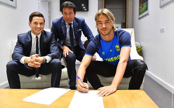 Durante la firma del contrato con FC Nantes