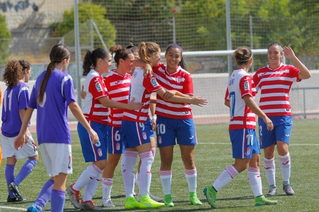 Las jugadoras del Granada celebran uno de los once goles anotados ayer.
