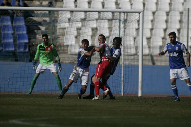 Boateng, exjugador del Granada B, agarra al rojiblanco Casi en el área./LOF