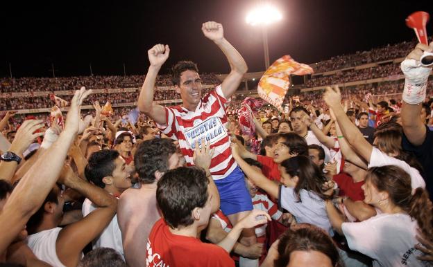 El alboloteño Milla, llevado en volandas por todos los aficionados que saltaron al campo tras conseguir el ascenso. /R. I.
