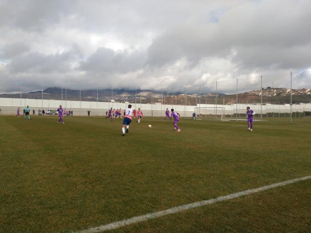 Balón dividido en el amistoso entre Granada B y Real Jaén./A.NAVARRO