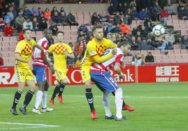 Chico Flores (derecha) despeja frente al Girona. /Ramón L. Pérez