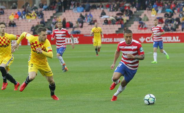 Machís conduce la pelota en el parido ante el Nástic/Ramón L. Pérez
