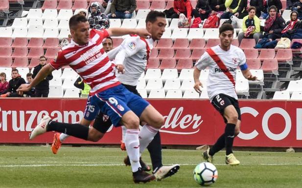Manaj, desequilibrado en el partido ante el Sevilla Atlético/J. M. Baldomero