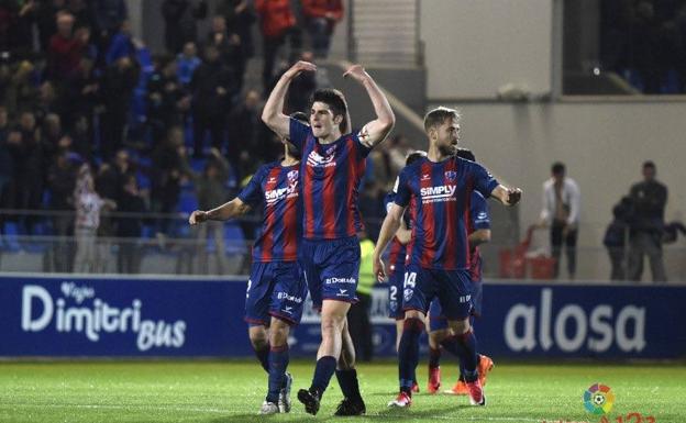El Huesca gana y aventaja en ocho puntos al Granada
