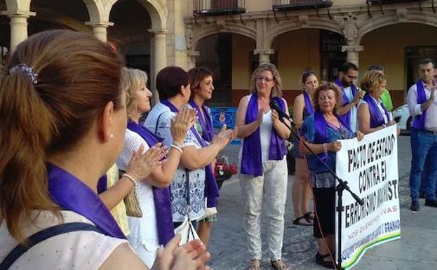 Los asistentes mostraron su apoyo a esta vecina de Maracena. /IDEAL GUADIX