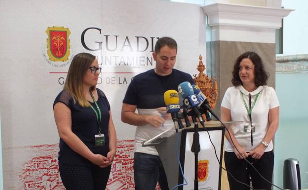 Miguel García junto a dos trabajadoras de los planes.