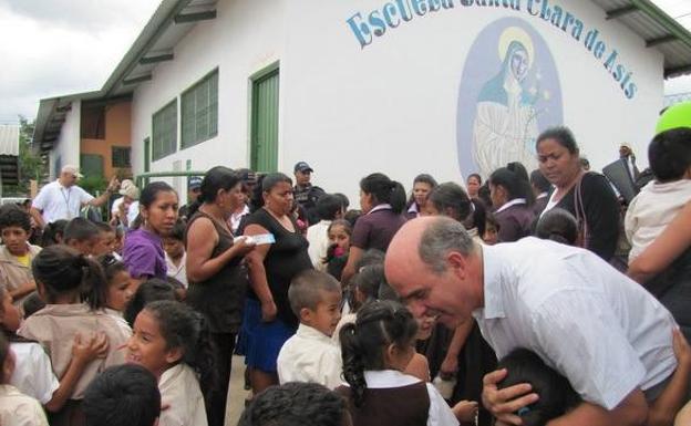 El padre Patricio desarollando su labor en Honduras.
