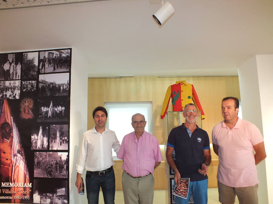 Ramón Pícaro con Iván López y represaentantes de la Asociación y la Hermandad.