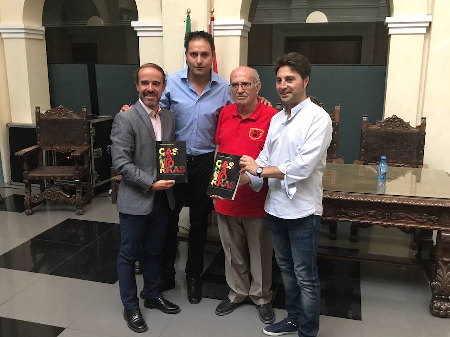 El autor estuvo arropado por el Centro de Estudios, la Hermandad y el Ayuntamiento.