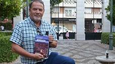 El autor junto a su obra.