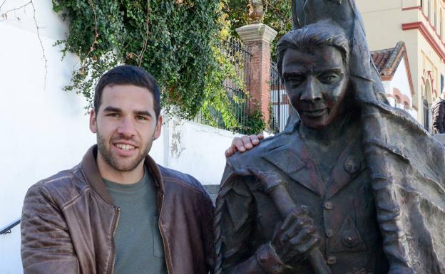 El nuevo Cascamorras junto a la estatua de la fiesta. /Torcuato Fandila
