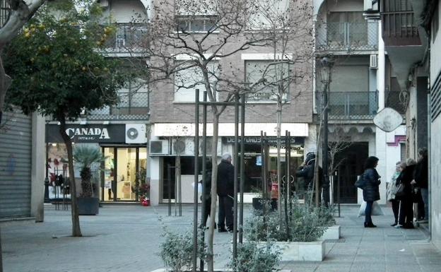 Plaza de los Naranjos, este miércoles, el lugar donde ha sucedido el crimen en Guadix /T. FANDILA