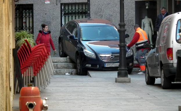 El turismo ha llegado hasta el último tramo de escaleras de la calle. /Torcuato Fandila