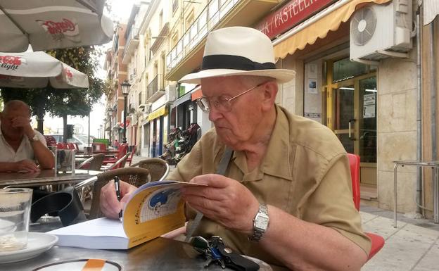 Valverde firmando un ejemplar de su obra 'El Fin no Justifica los Nervios'. /Torcuato Fandila