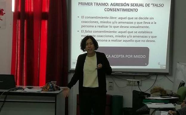 La doctora Ruiz Repullo imparte la jornada. /IDEAL GUADIX