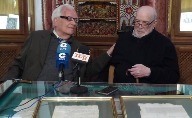 Carlos Asenjo (Izquierda) y Julio Visconti (derecha) durante el acto. /Jesús Javier Pérez