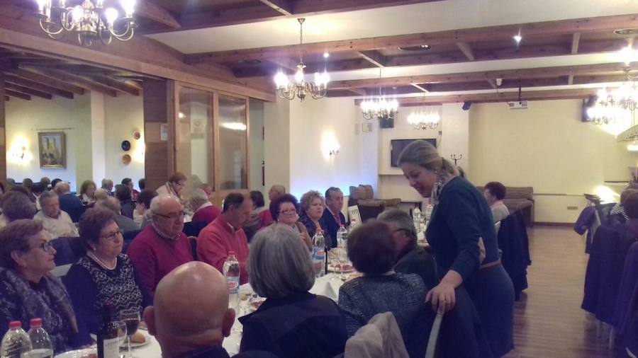 La alcaldesa asistió a la cena de primavera. /IDEAL GUADIX
