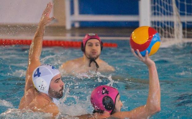 Maniobra de defensa en la piscina de La Libertad./RAMÓN L. PÉREZ