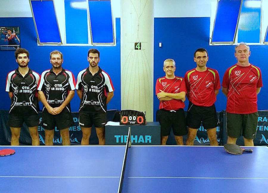 Los jugadores de La Zubia y Huétor Vega posan antes del duelo./IDEAL
