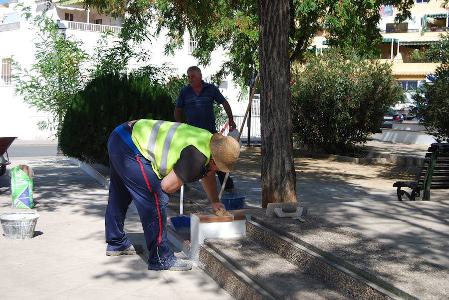 Operarios de Mantenimiento trabajan en el arreglo de la Plaza de los Canales de Huétor Vega./IDEAL
