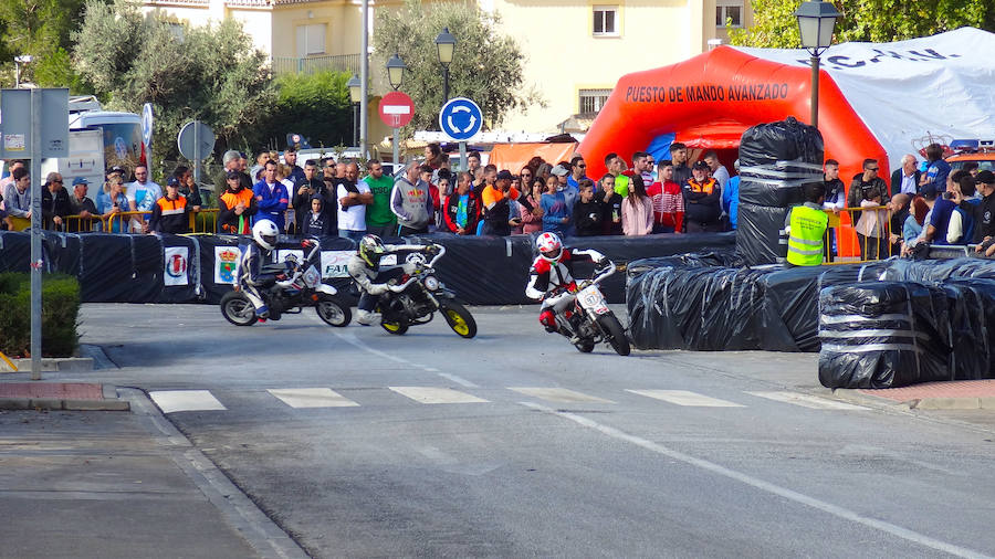 Los vecinos disfrutaron del espectáculo del motor en la calle./MOISÉS CHACÓN