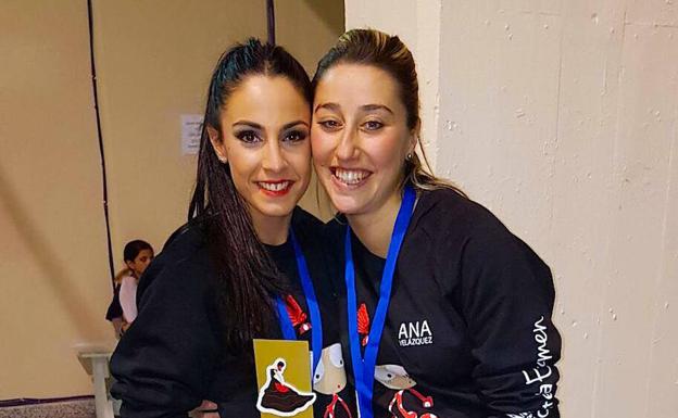Ana Velázquez (derecha) lo celebra con sus discípulas.