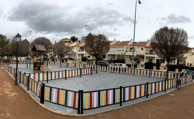 El parque está listo, a falta de cambiar el columpio./DIEGO LUZ