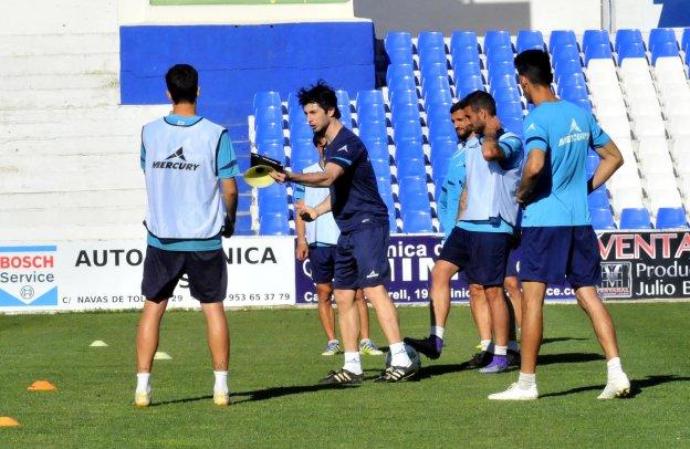 Juan Ferrando podría no empezar la temporada como entrenador del Linares, según se filtró ayer entre la afición.