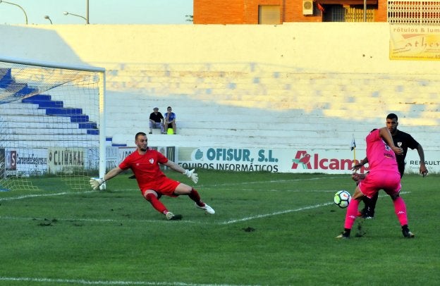 El guardameta Manu Sánchez debutó en pretemporada contra el Córdoba y será su único partido este año con la azulilla.