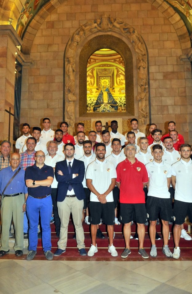 La plantilla del Linares Deportivo en su visita a la ermita de Linarejos para la ofrenda.