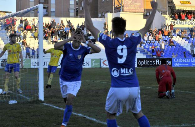 El Linares estrenó las equipaciones definitivas en El Rincón y en casa ante el Huétor Tájar./ENRIQUE