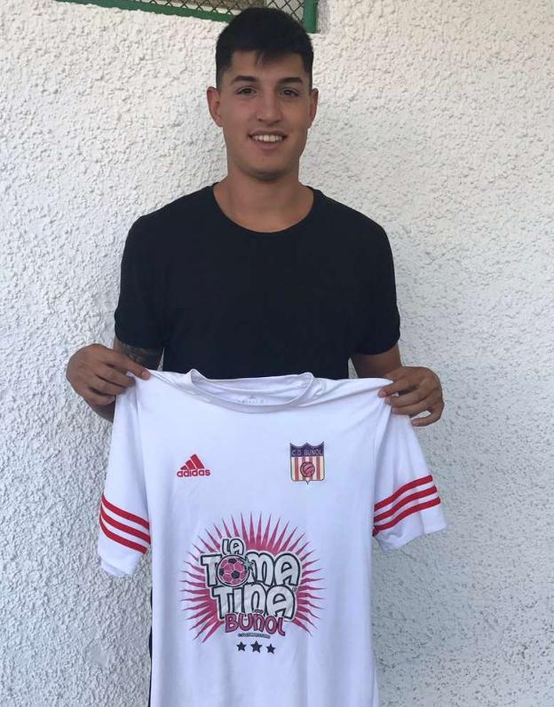 El joven futbolista empezó la liga en las filas valencianas./CD BUÑOL