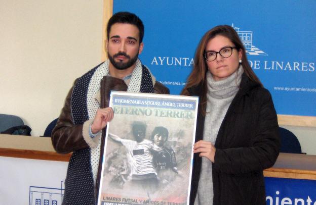 Los familiares de Terrer agradecen el gesto del homenaje. /ENRIQUE