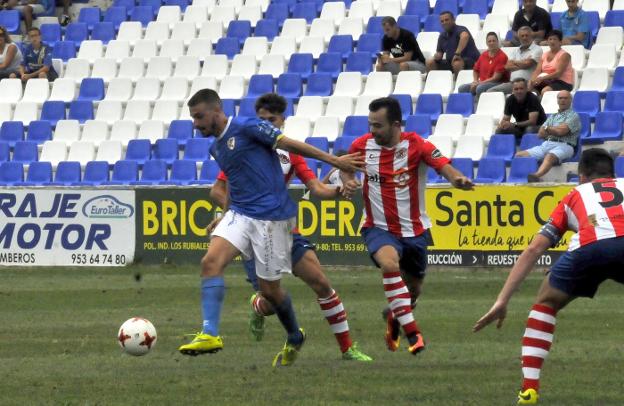 Imagen del partido de ida con Pablo Ortiz protegiendo un balón./ENRIQUE