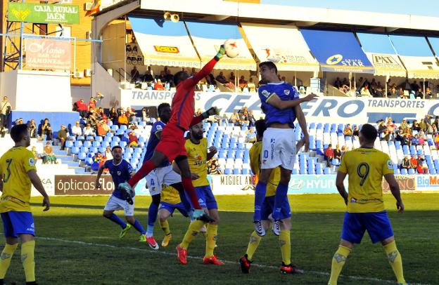 Un lance del partido de ida entre Linares Deportivo y Huétor Tájar, que acabó con empate a un gol. /ENRIQUE